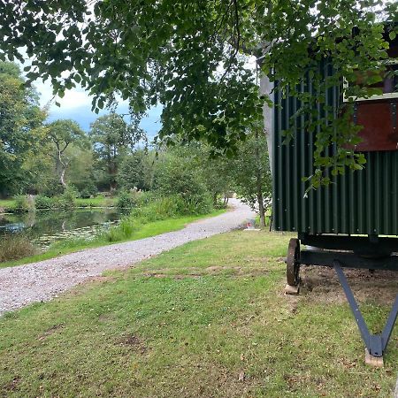 The Shepherd'S Hut - Wild Escapes Wrenbury Off Grid Glamping - Ages 12 And Over Baddiley Esterno foto