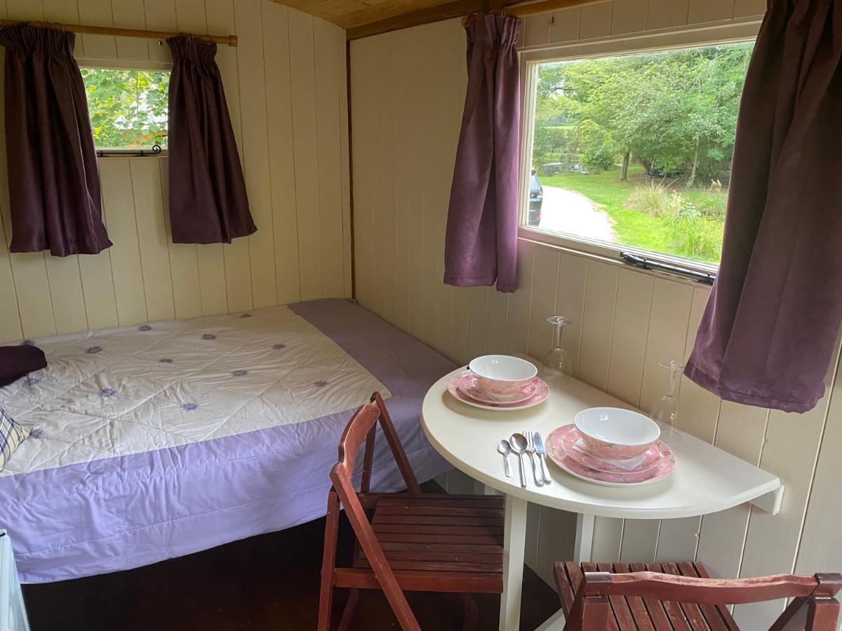 The Shepherd'S Hut - Wild Escapes Wrenbury Off Grid Glamping - Ages 12 And Over Baddiley Esterno foto
