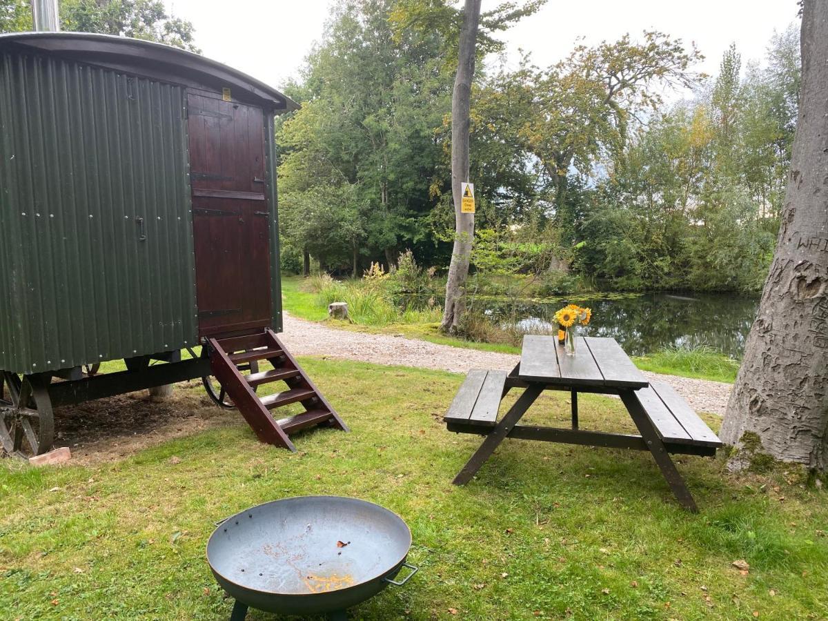 The Shepherd'S Hut - Wild Escapes Wrenbury Off Grid Glamping - Ages 12 And Over Baddiley Esterno foto
