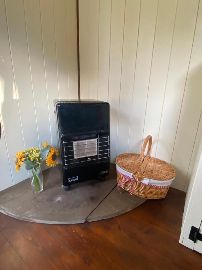 The Shepherd'S Hut - Wild Escapes Wrenbury Off Grid Glamping - Ages 12 And Over Baddiley Esterno foto