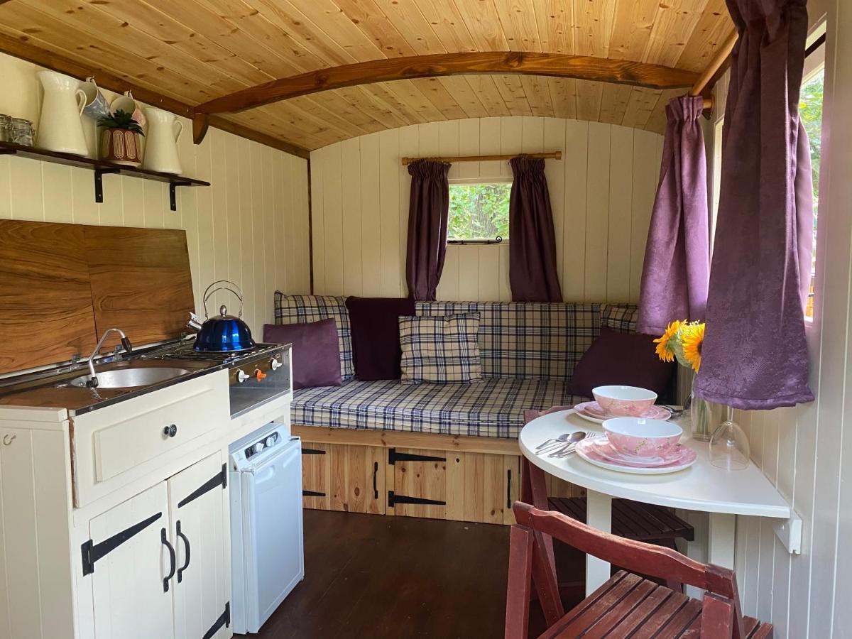 The Shepherd'S Hut - Wild Escapes Wrenbury Off Grid Glamping - Ages 12 And Over Baddiley Esterno foto