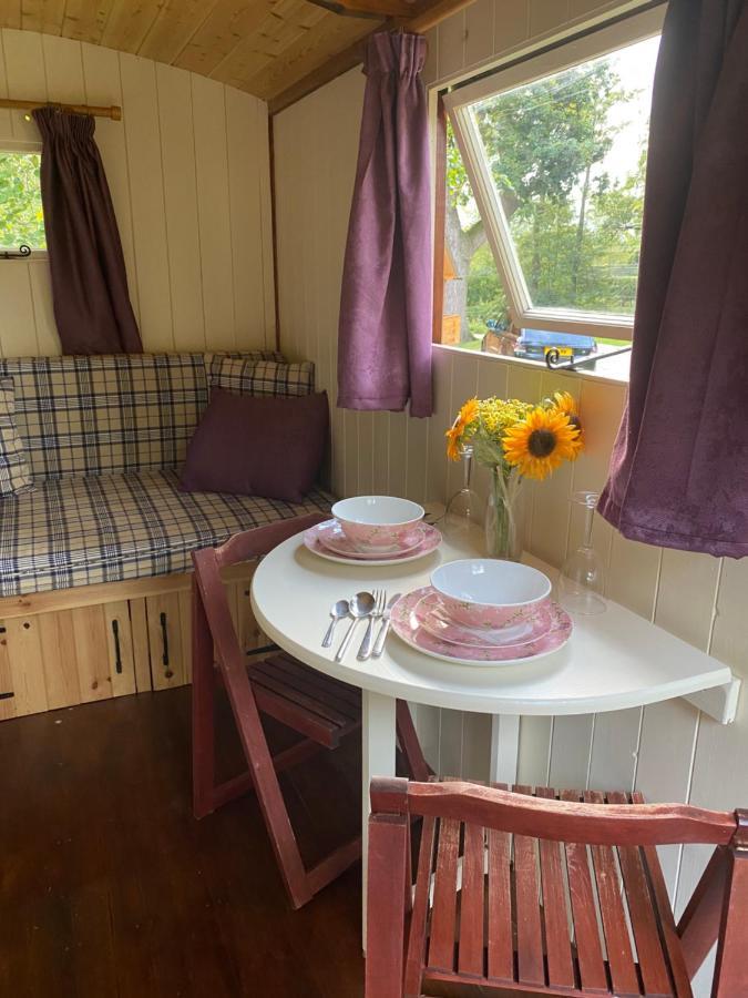 The Shepherd'S Hut - Wild Escapes Wrenbury Off Grid Glamping - Ages 12 And Over Baddiley Esterno foto