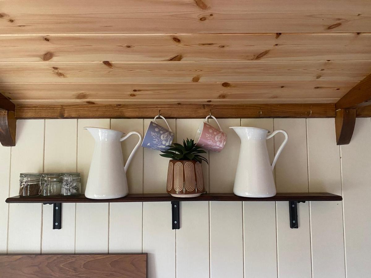 The Shepherd'S Hut - Wild Escapes Wrenbury Off Grid Glamping - Ages 12 And Over Baddiley Esterno foto